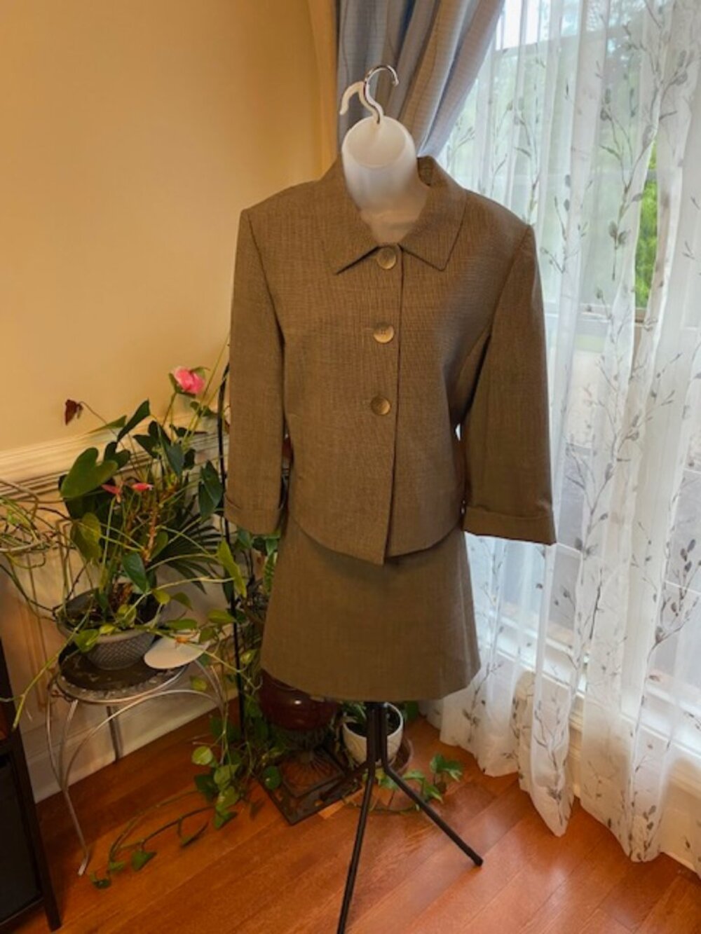 TAHARI--Arthur S. Levine two-Piece Brown Skirt Suit, Women's Size 16